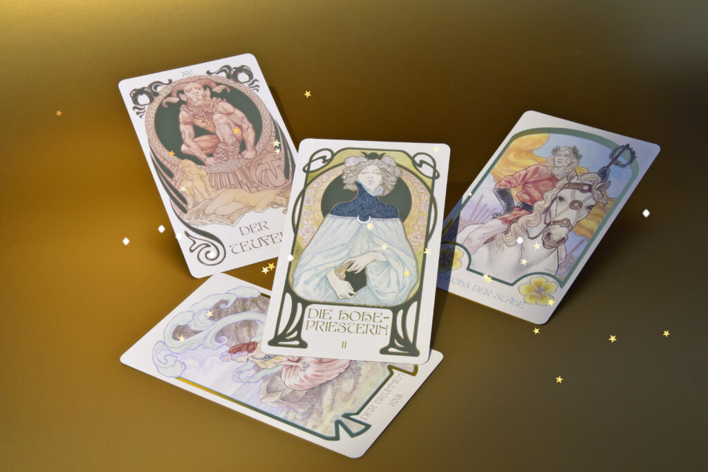 Clara legt Tarotkarten